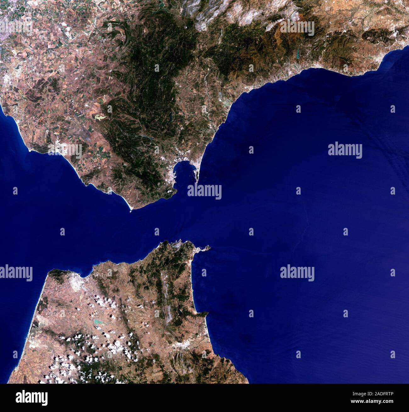 Carte du détroit de Gibraltar, mettant en évidence sa position stratégique entre l'Europe (Espagne) et l'Afrique (Maroc), reliant l'océan Atlantique à la mer Méditerranée.