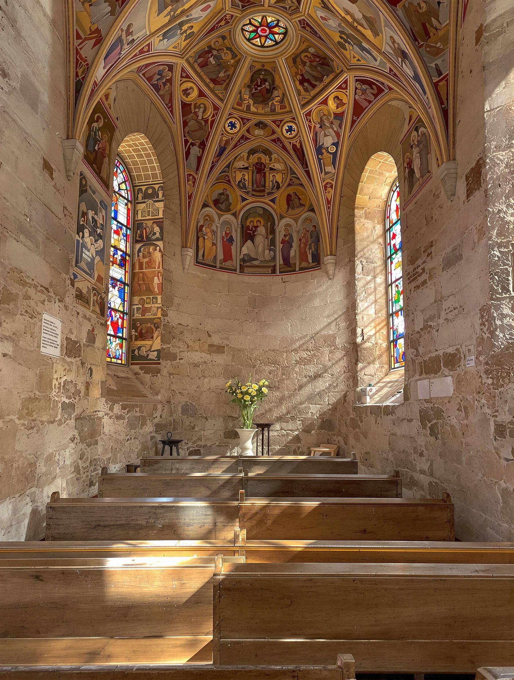 Intérieur de la chapelle des Pénitents Gris à Aigues-Mortes, fresques et vitraux