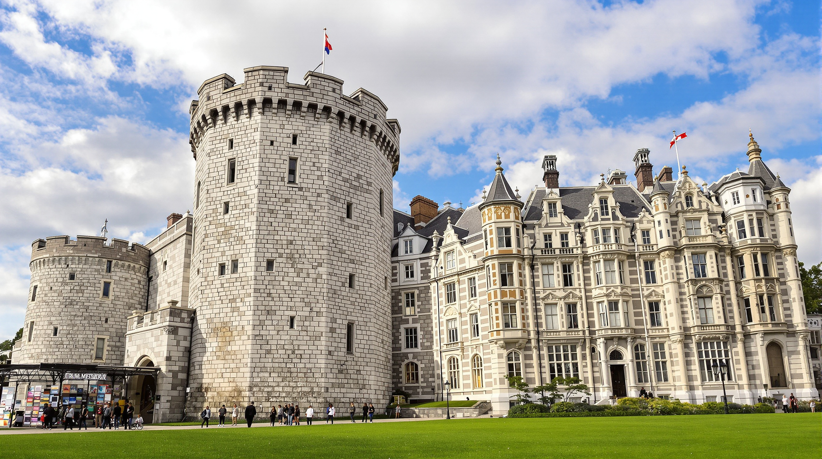 Château de Cardiff : mélange du donjon normand sur sa motte et des appartements victoriens vus de l'extérieur