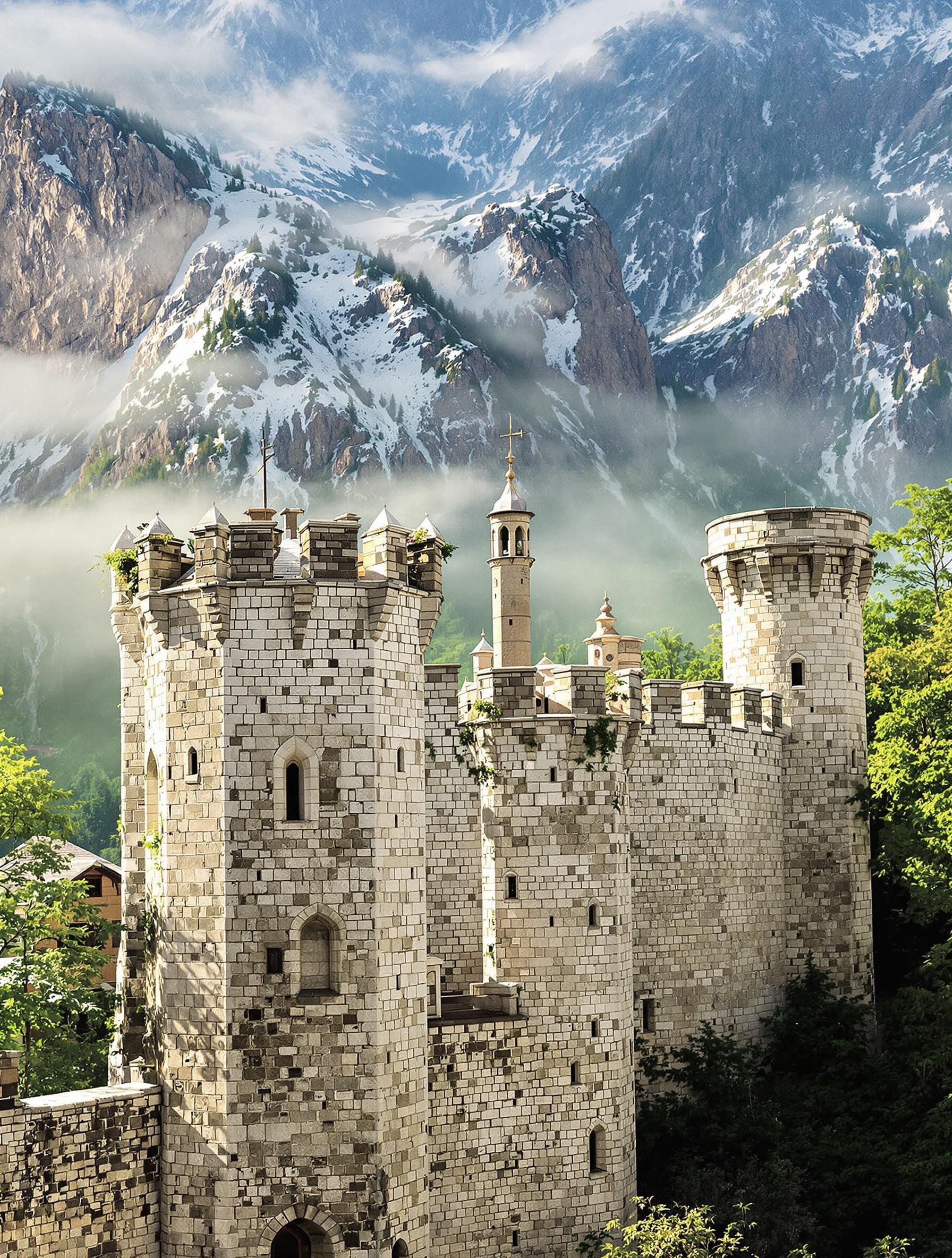 Le Château de Fénis vu de l'extérieur avec ses tours médiévales.