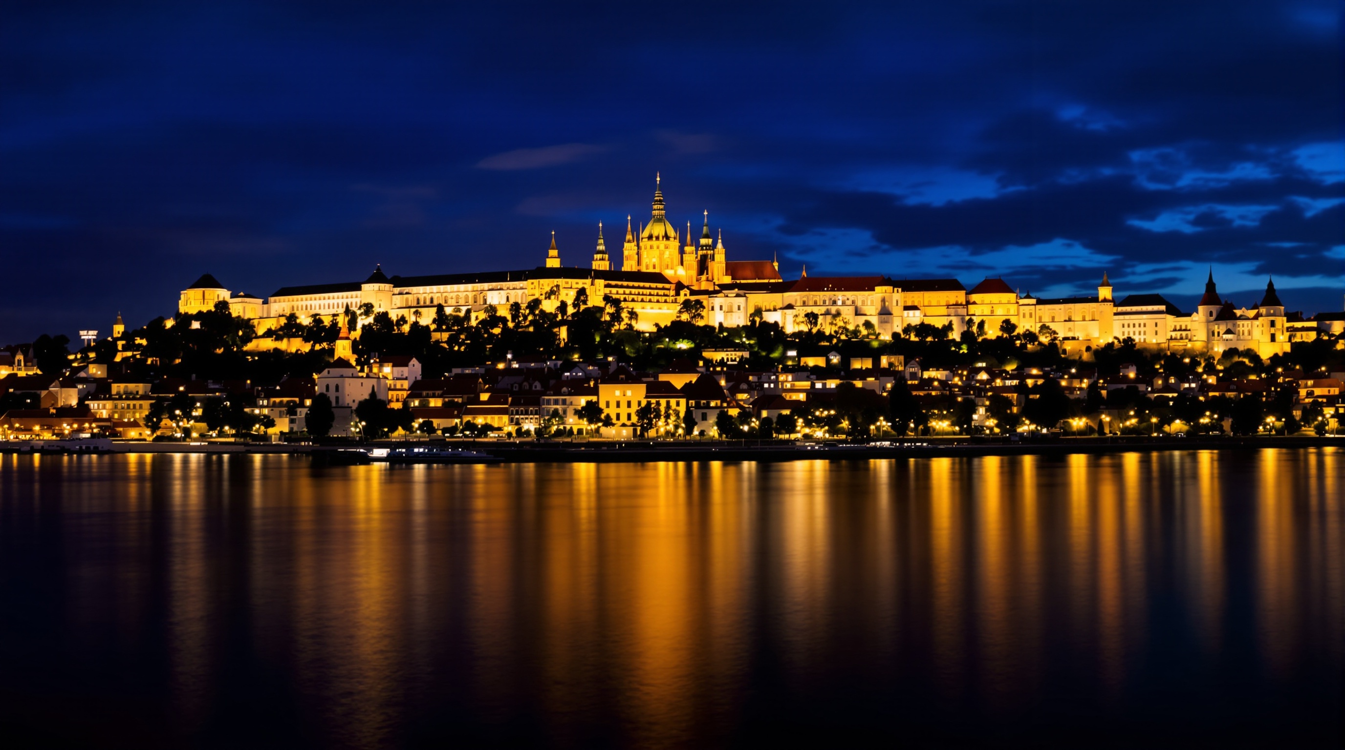Le Château de Prague dominant la Vltava au crépuscule, ses lumières se reflétant sur l'eau sombre, un spectacle qui raconte mille ans d'histoire tchèque.