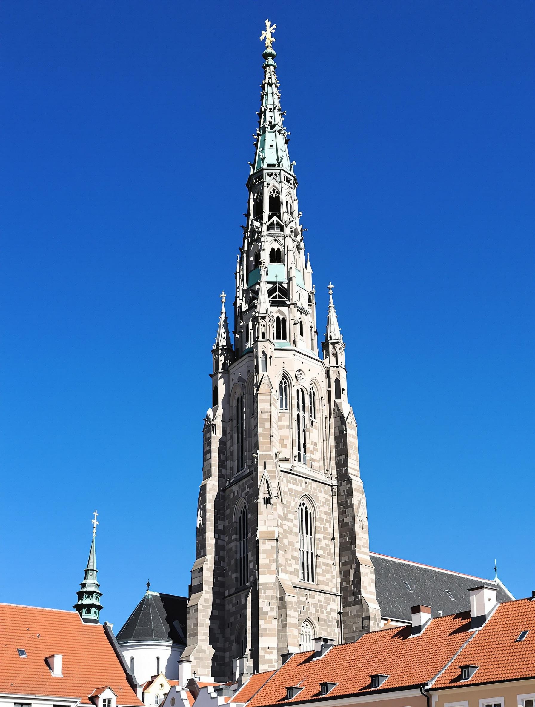 Église Saint-Olaf à Tallinn avec sa haute flèche gothique