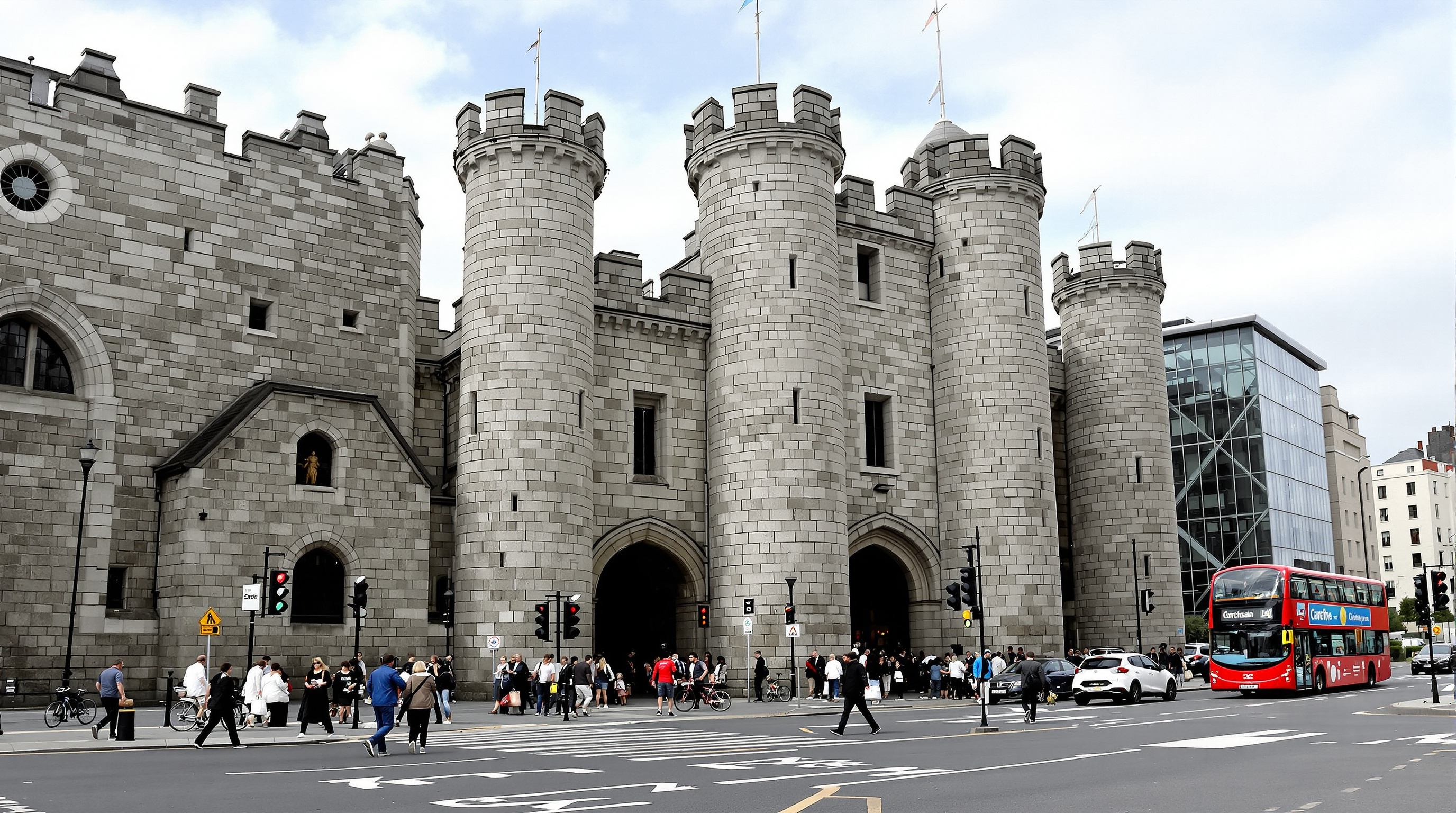 Entrée principale Barbican du Château de Cardiff vue depuis Castle Street, intégrée au cœur urbain