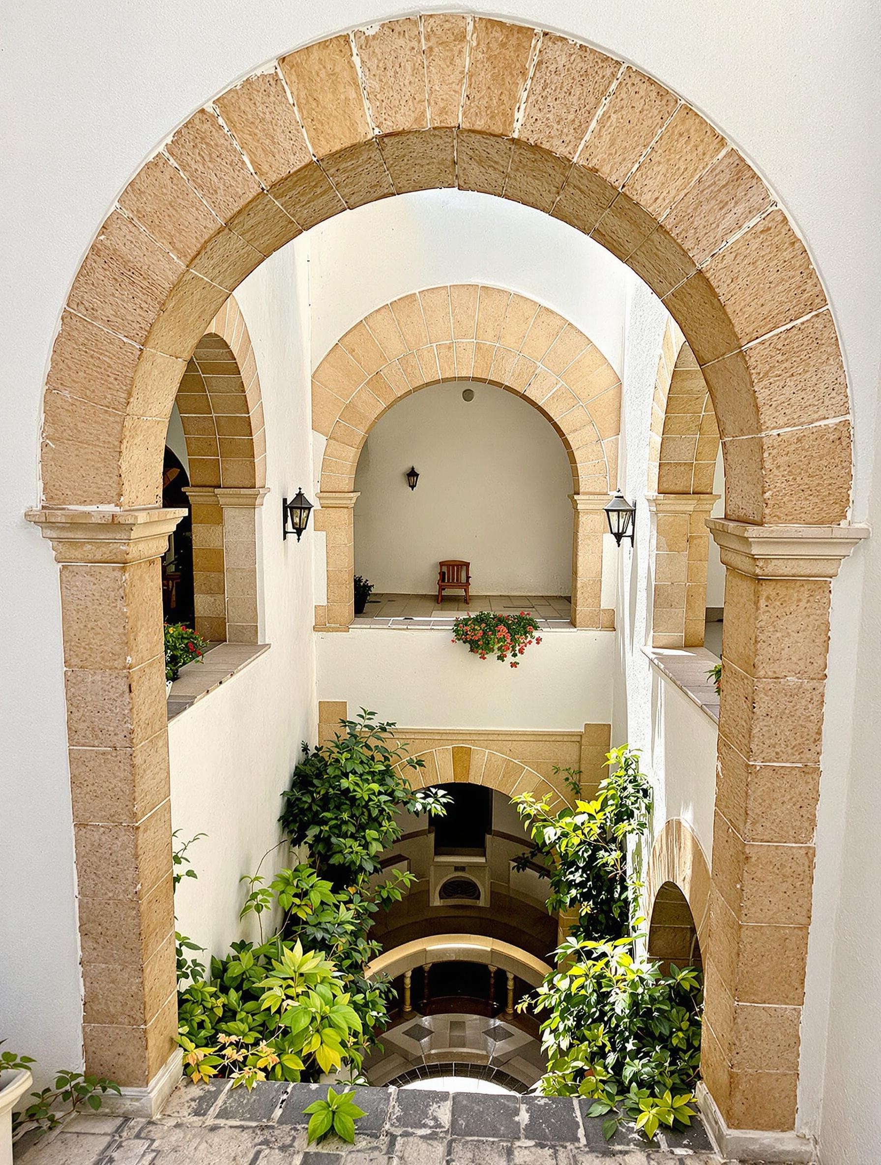Entrée principale de la Casa de las Veletas à Cáceres avec vue sur jardin intérieur et citerne