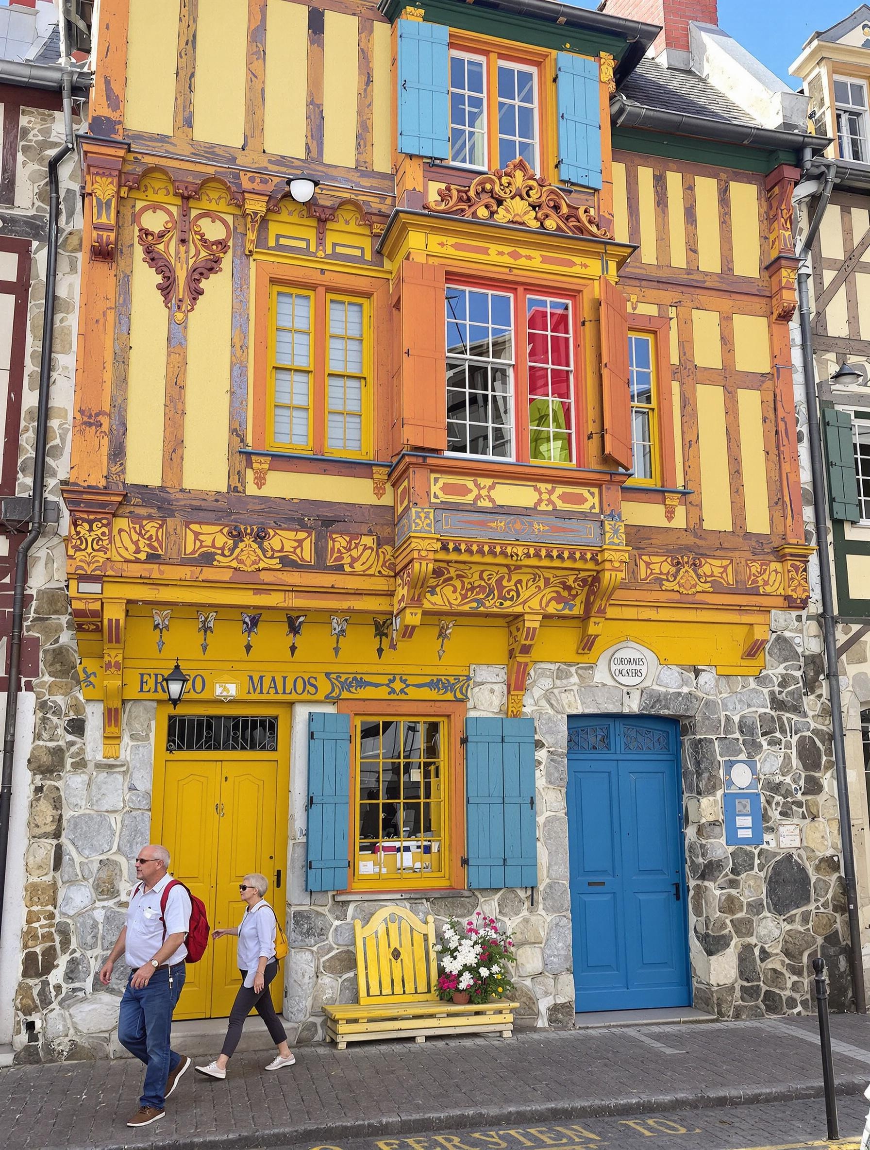 Façade colorée d’une maison corsaire dans les ruelles historiques d’Intra-Muros.