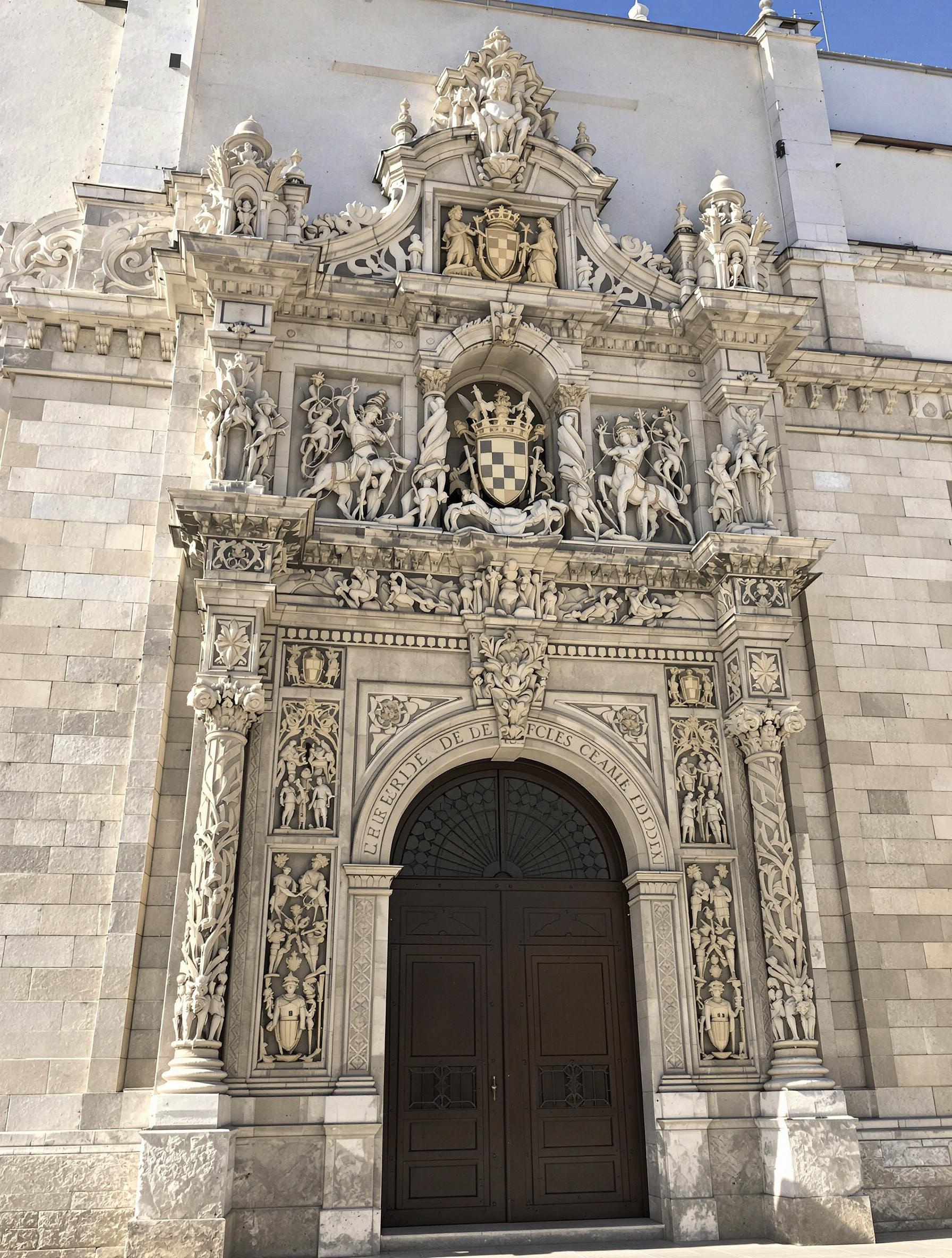 Façade plateresque du Palais des Golfines de Abajo à Cáceres