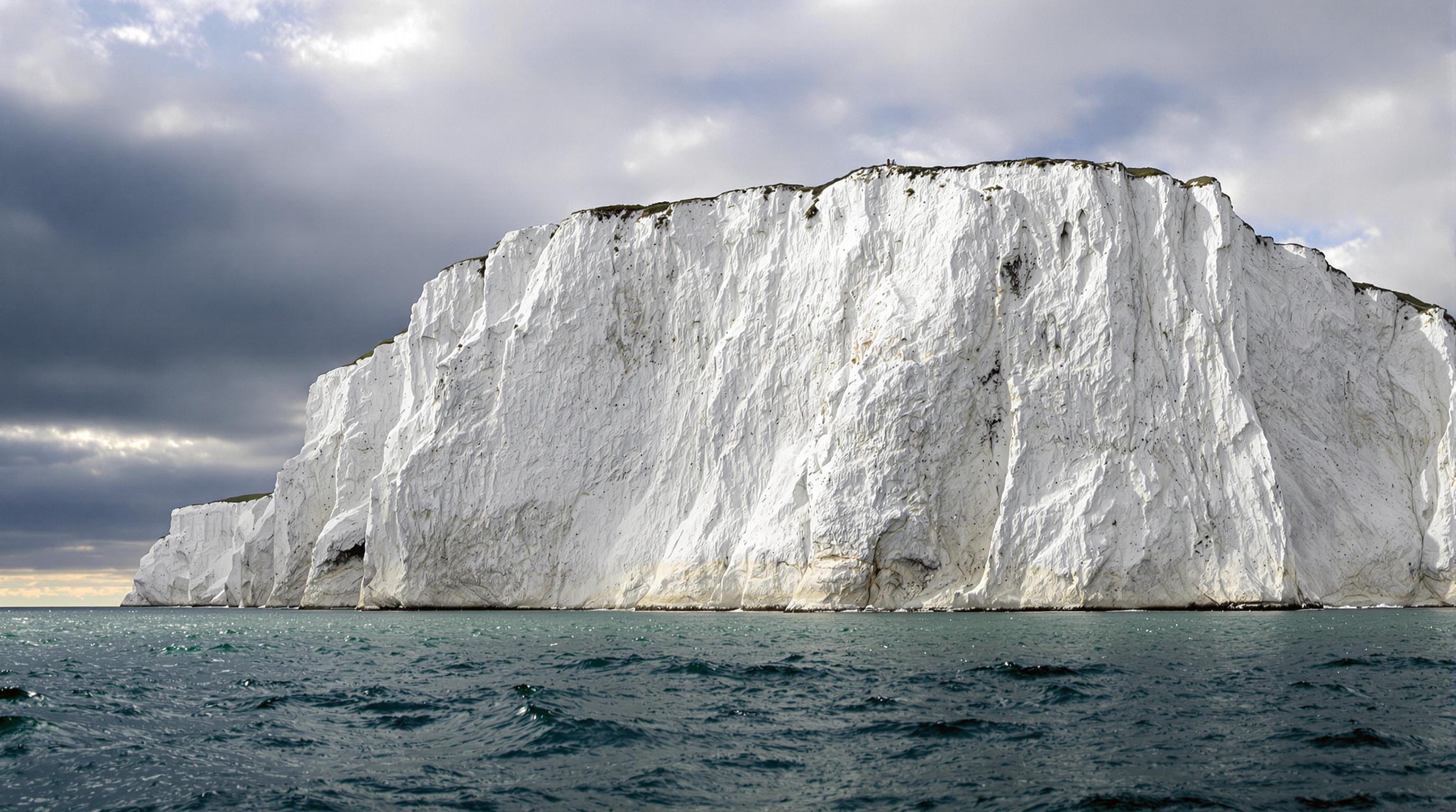 Gros plan sur les couches de craie et de silex, falaises blanches de Douvres vues depuis la mer