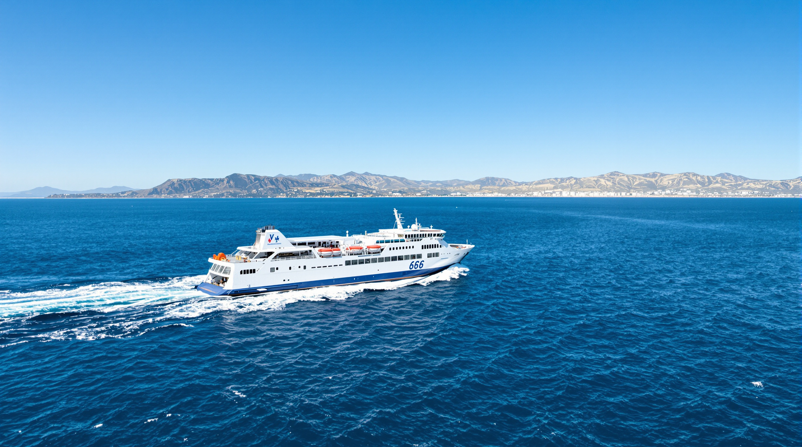 Un ferry reliant l'Espagne au Maroc, illustrant la courte distance et le passage symbolique entre deux continents.