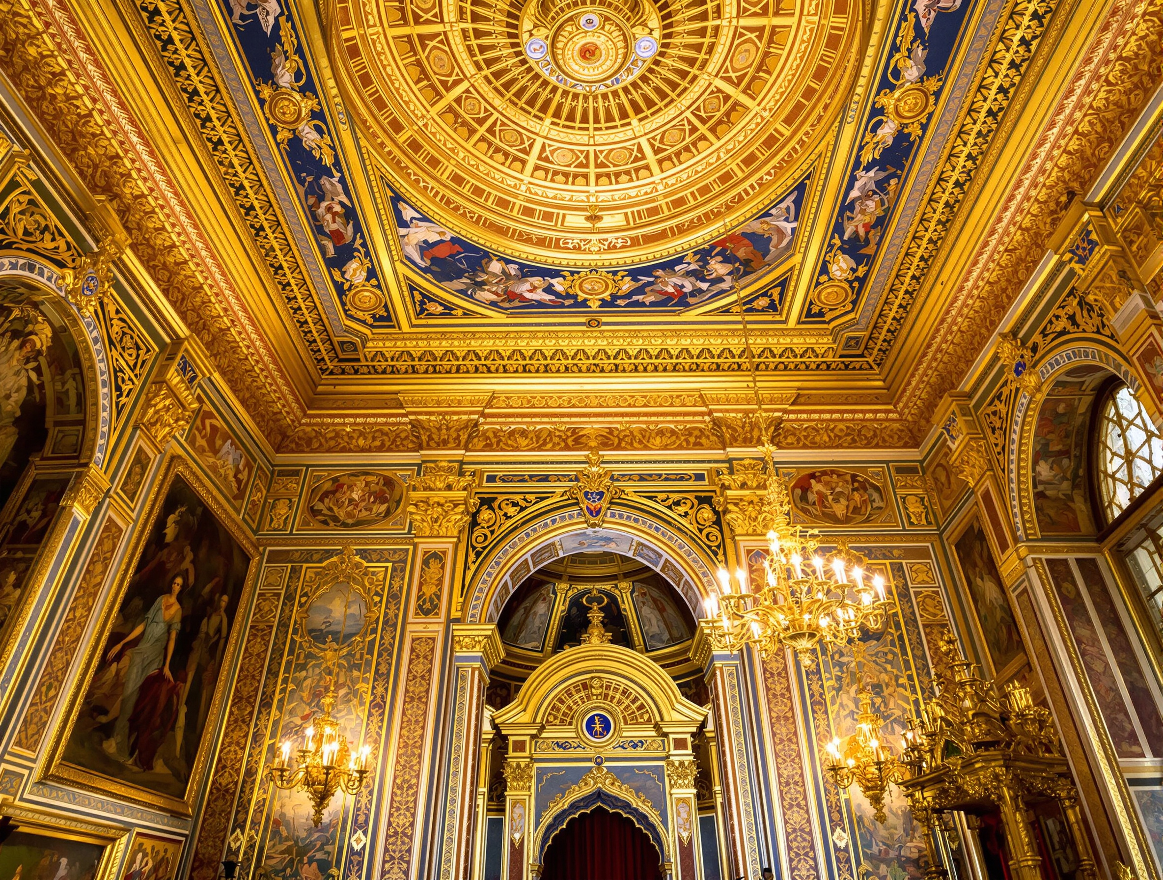 Intérieur fastueux de la Chambre Arabe au Château de Cardiff, dorures et mosaïques murales victoriennes