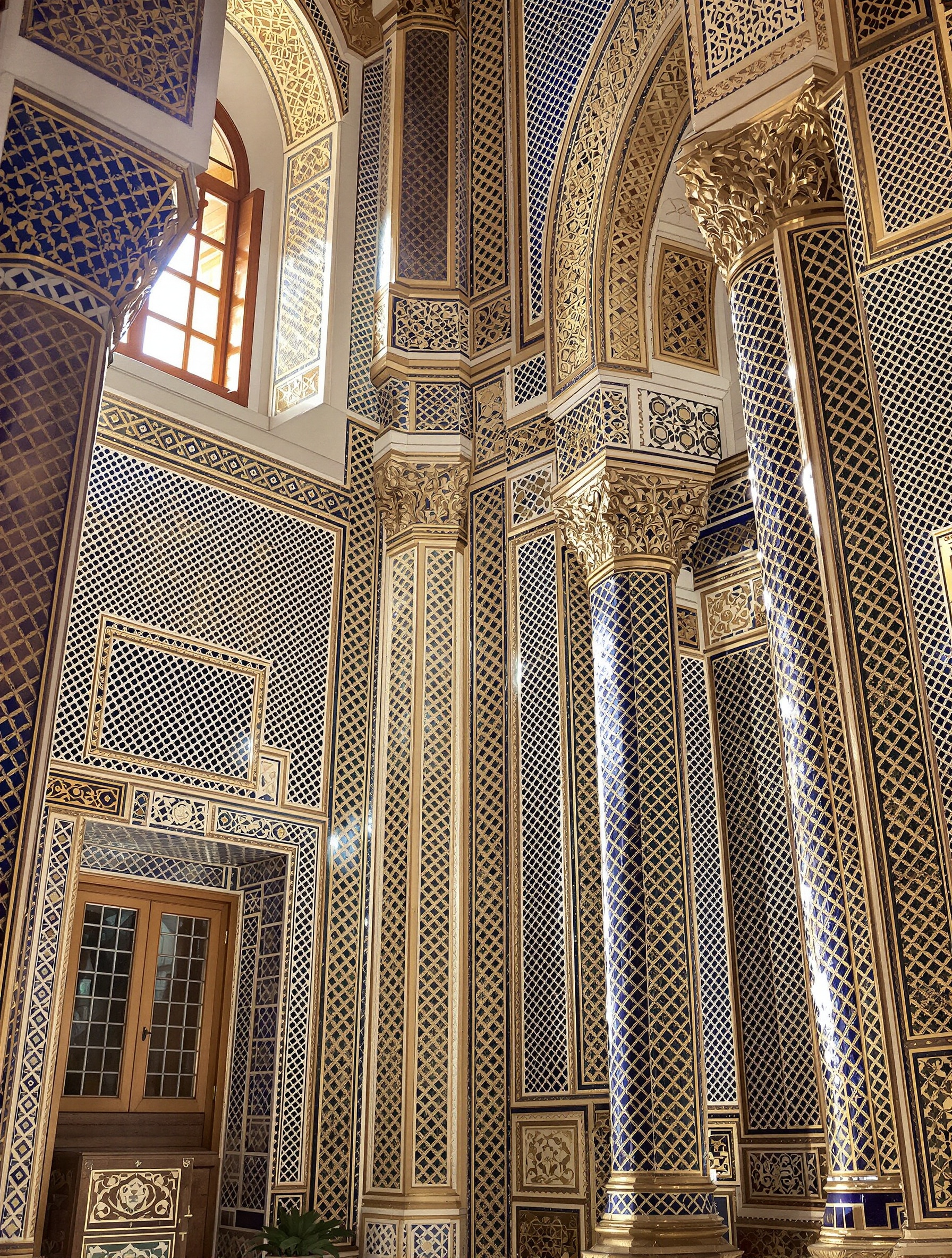 Intérieur somptueux Dar El Bacha zelliges colonnes luxe Marrakech