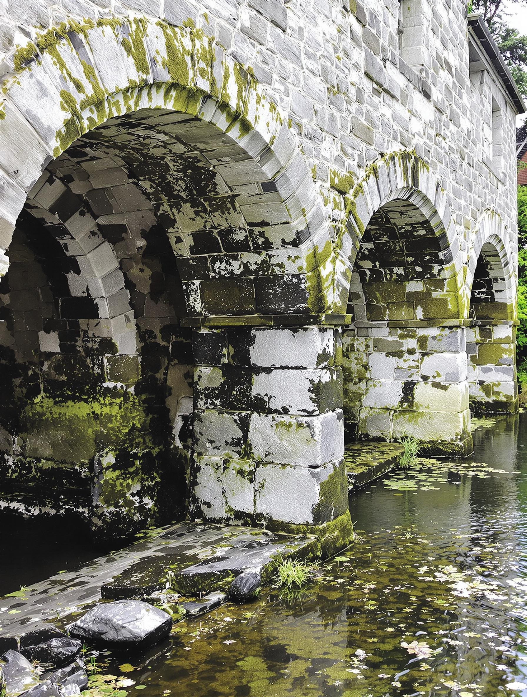 Moulin ancien de Kergrist sur les berges du Léguer en Bretagne.