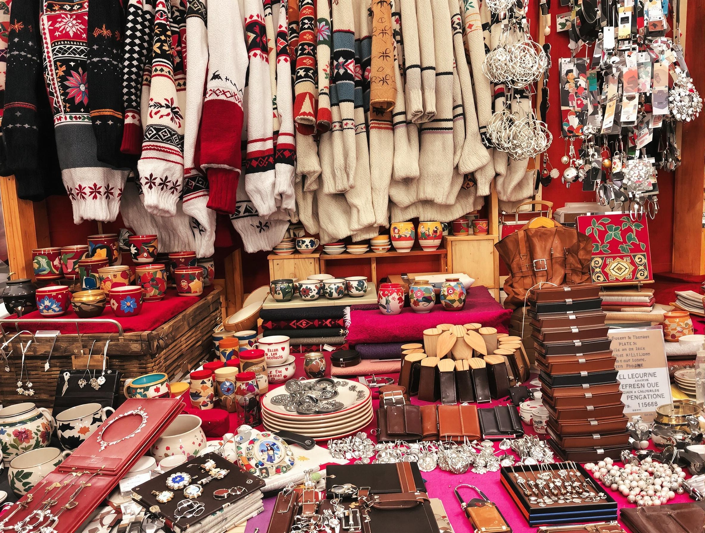 Objets artisanaux typiques d'Estonie : pulls en laine, céramiques, bijoux en argent et articles en cuir