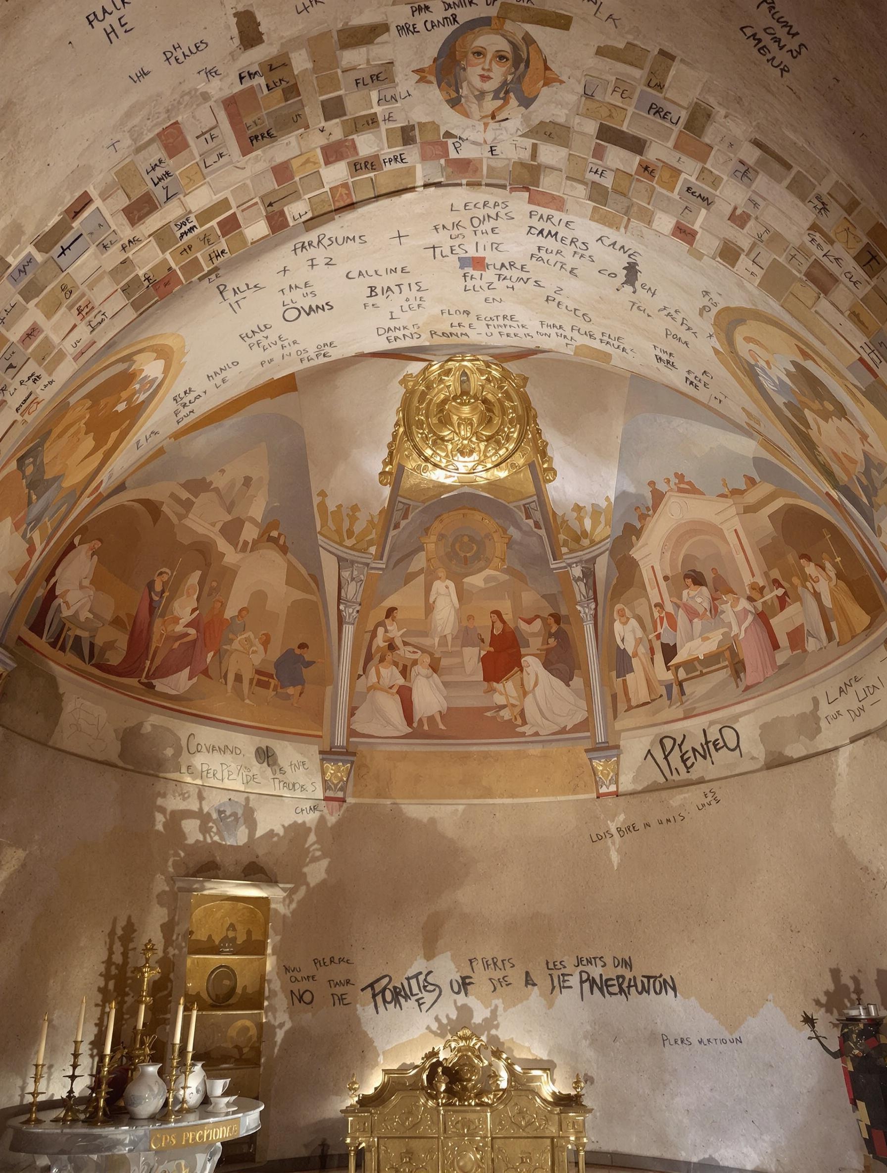 Salle intérieure du Palais d’Ovando avec fresques murales et graffiti romain