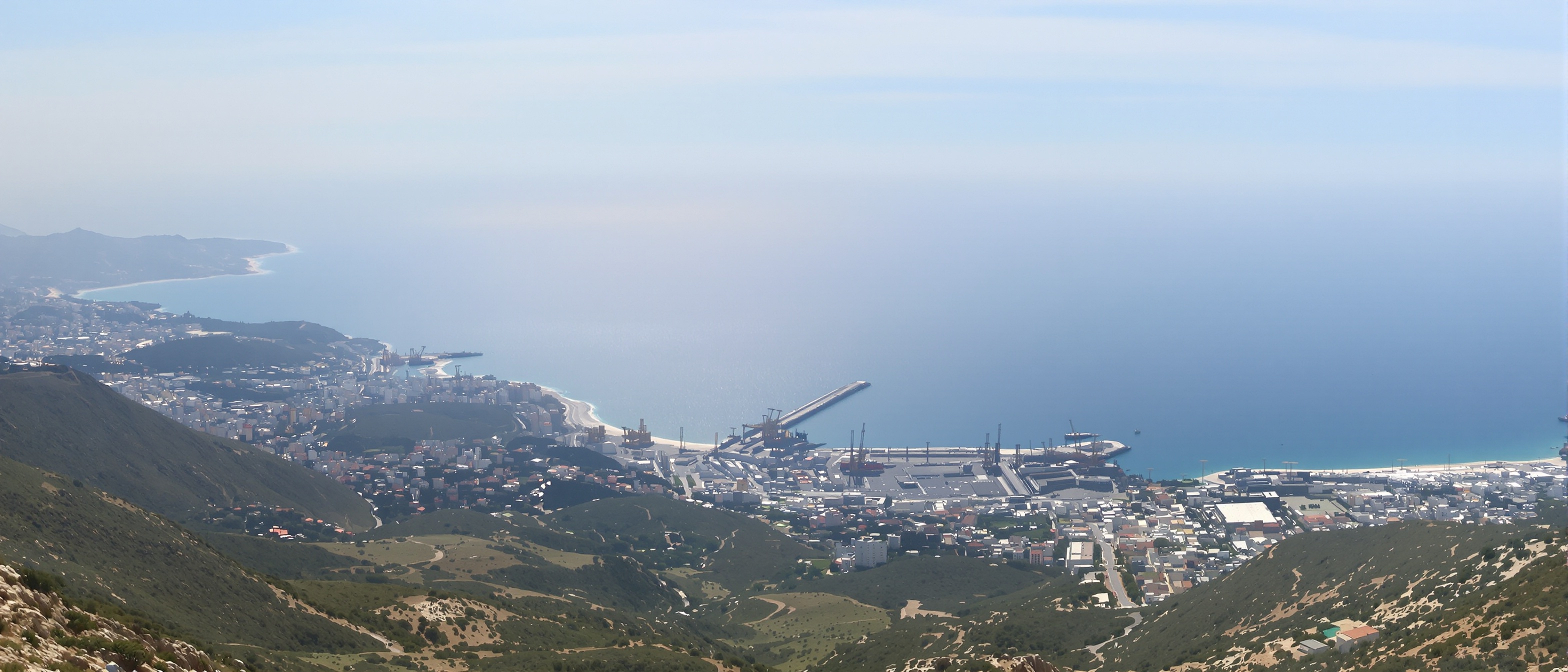 Vue panoramique sur Ceuta depuis le Monte Hacho, port et mer avec arrière-plan marocain