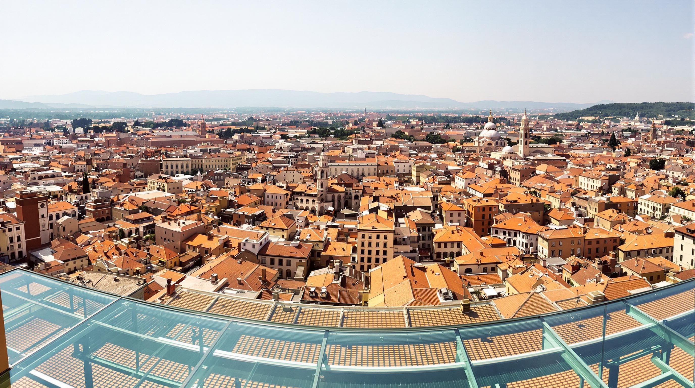 Vue panoramique sur les toits ocres de Vérone depuis la Torre dei Lamberti