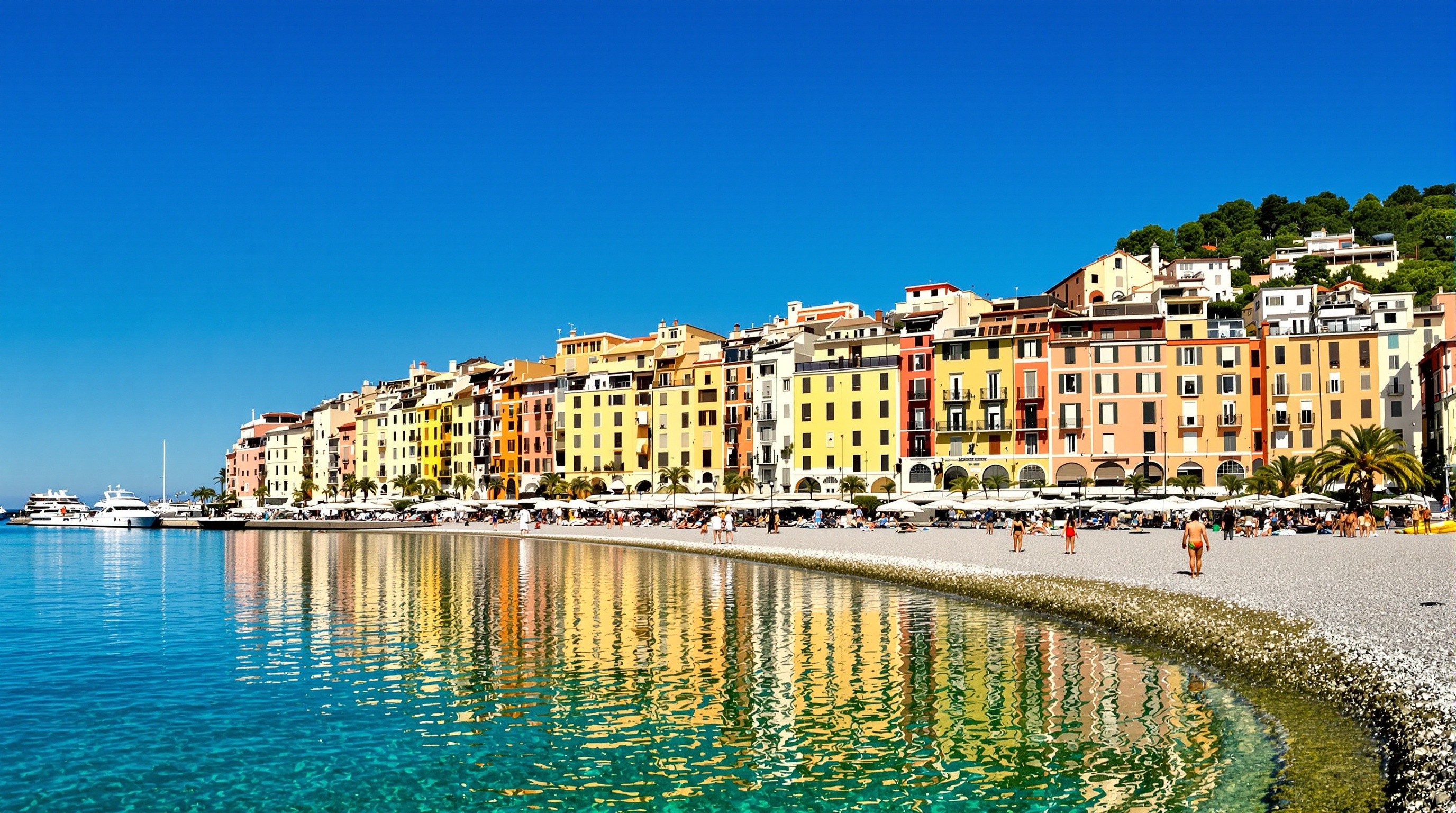 Front de mer coloré de Camogli avec grande plage