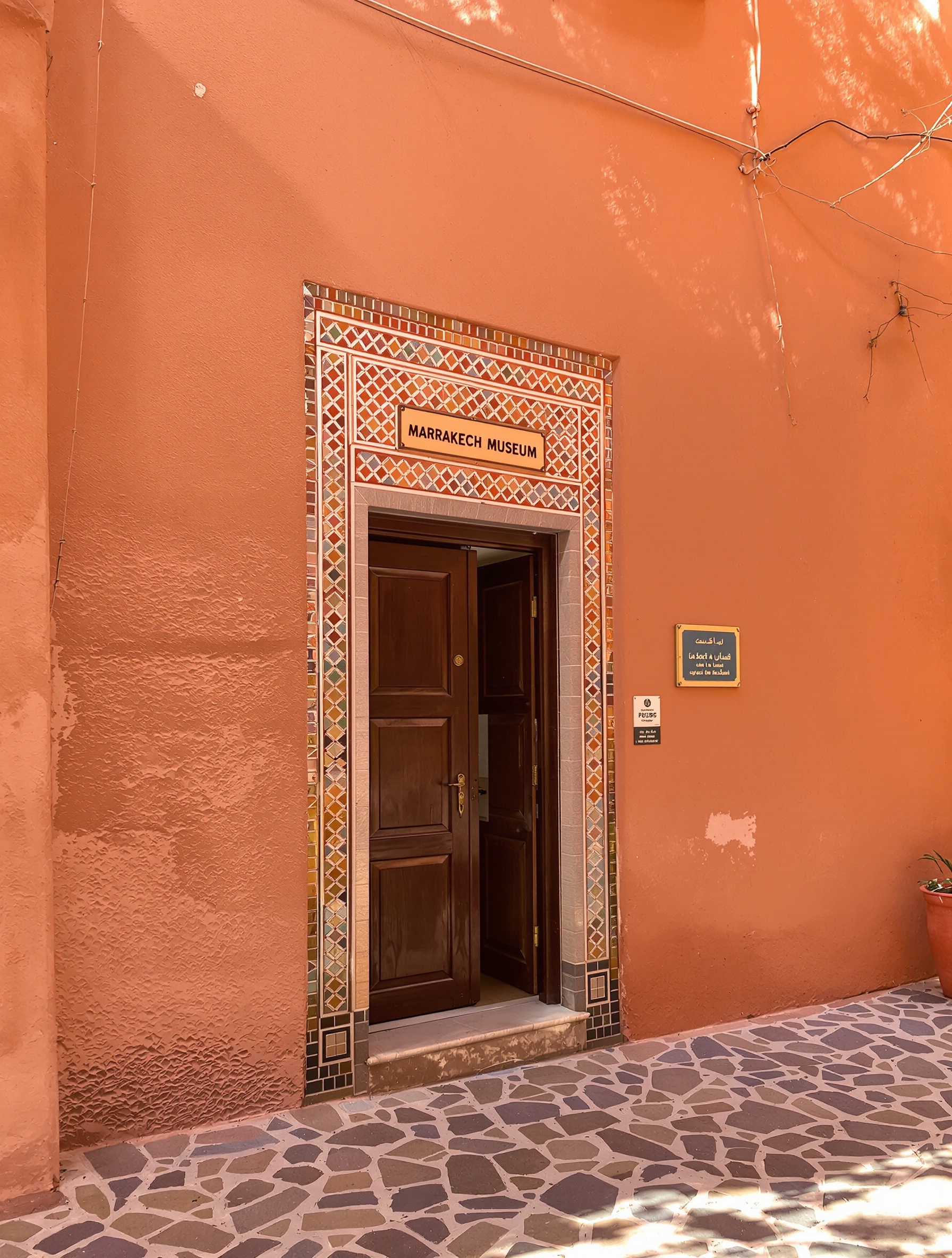 Porte d'entrée discrète du Musée de Marrakech dans une ruelle de la médina