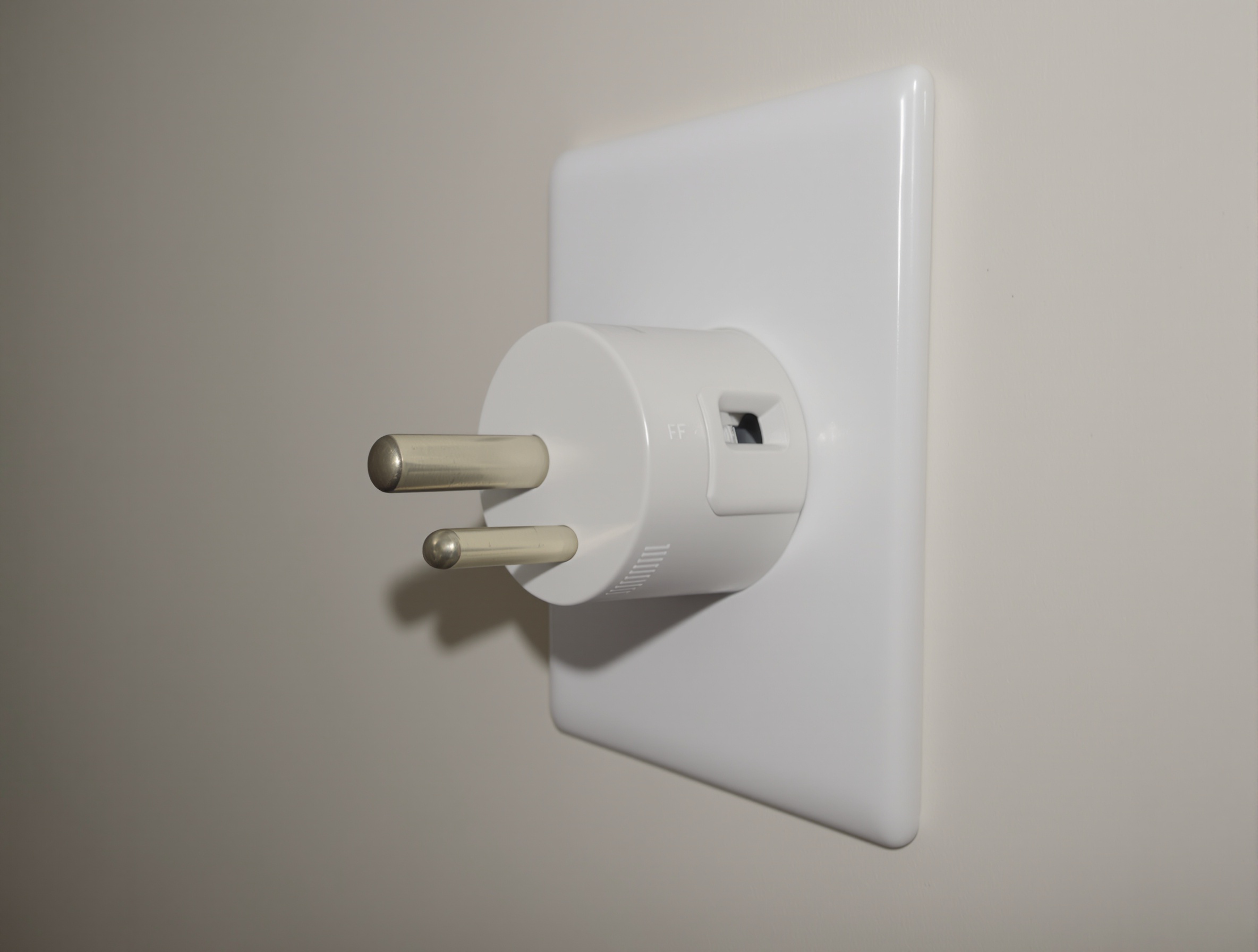 Prise française type E branchée dans une prise murale turque type F