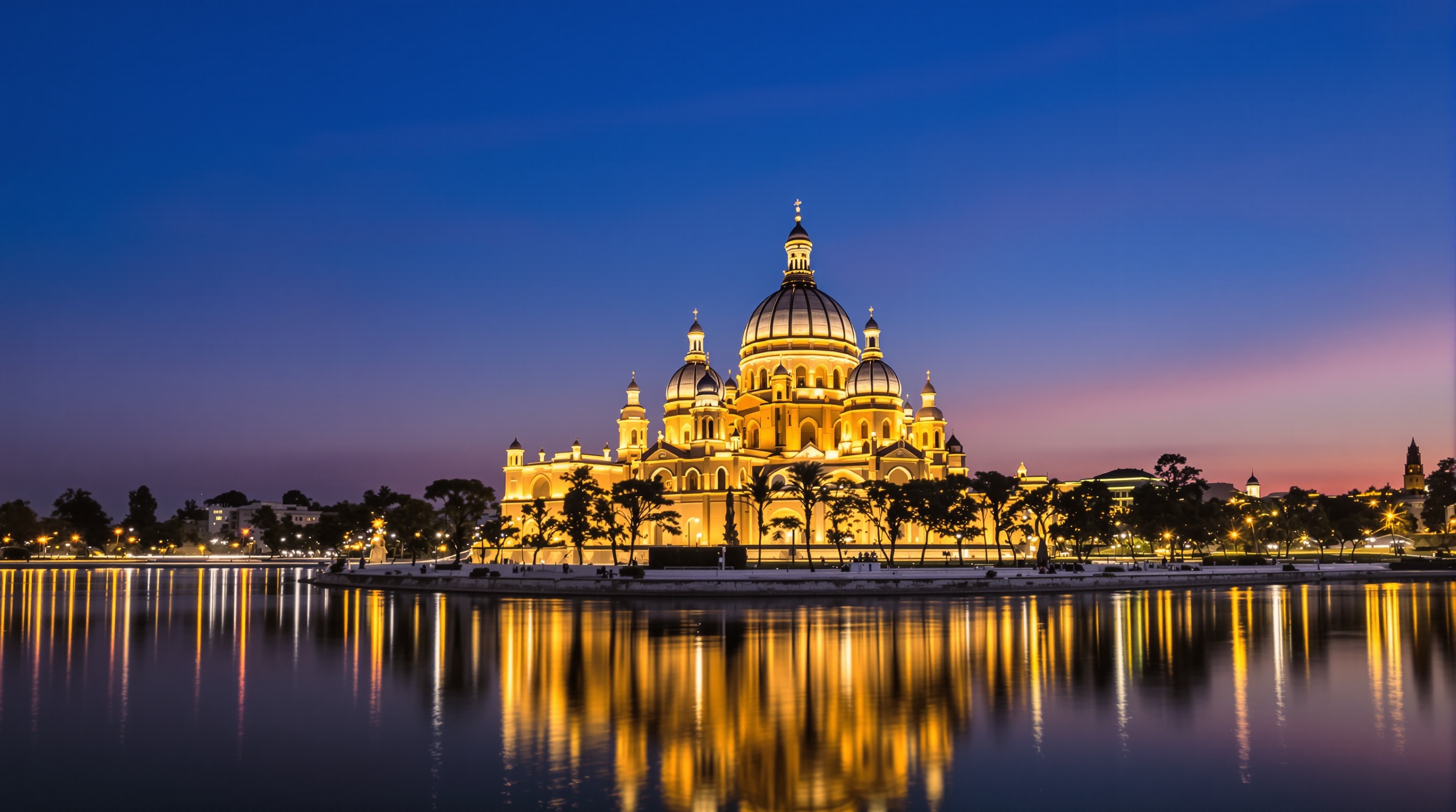 Vue imprenable sur la Basilique Nuestra Señora del Pilar à Saragosse, se reflétant dans les eaux calmes du fleuve Èbre au crépuscule.