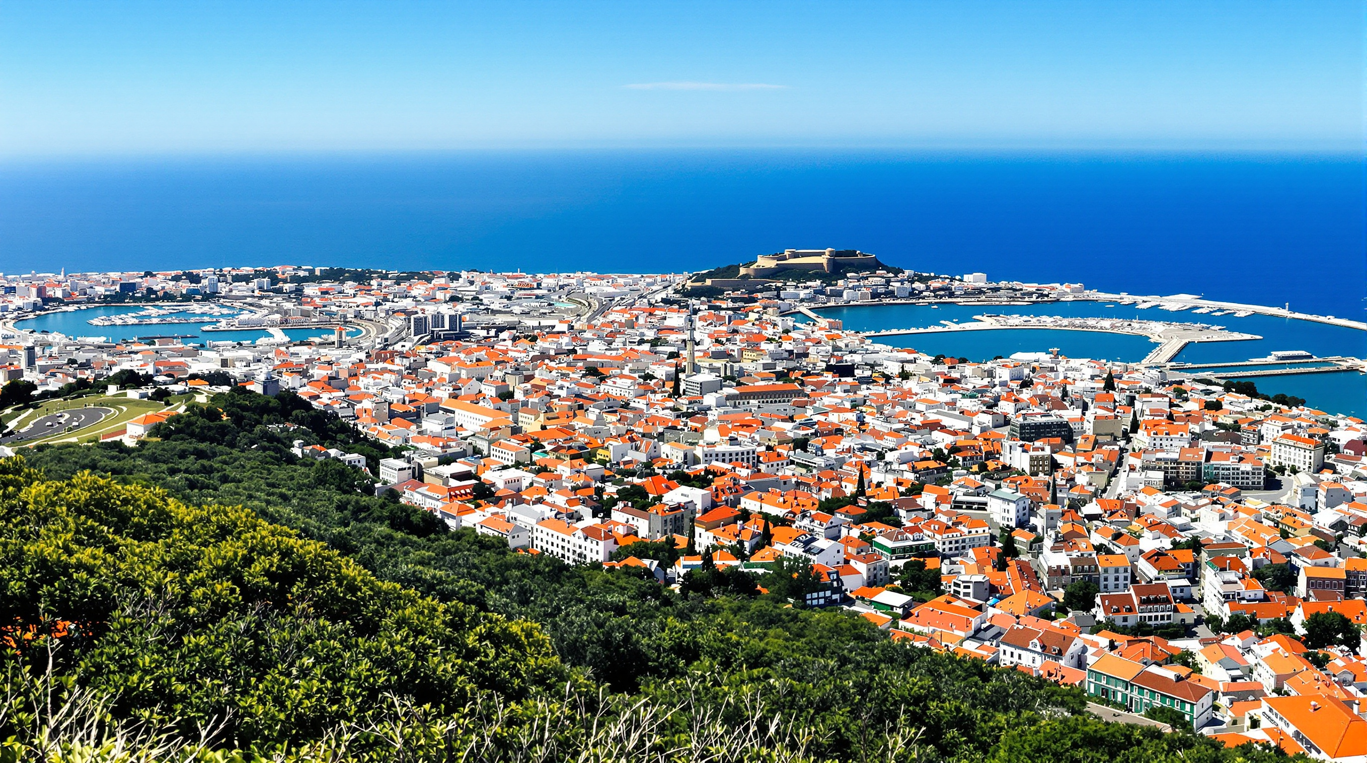 vue panoramique depuis Monte Brasil sur Angra do Heroísmo et l’océan Atlantique